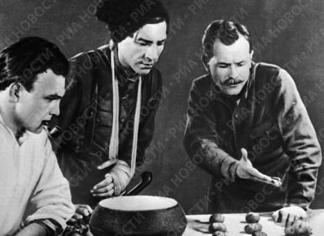 Чапаев. Кадр с картошкой